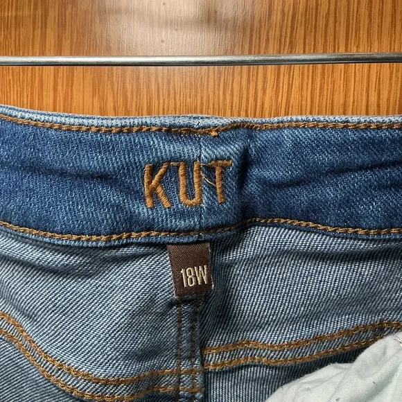 Kut From The Kloth Light Wash Distressed Cuffed Jeans 18W - Picture 3 of 5